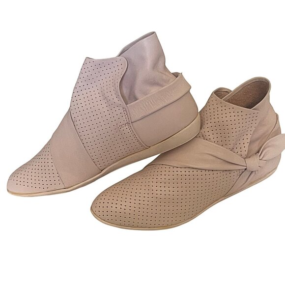 Class Act Women's Round Toe Perforated Pattern Cross Bow Tie Leather Ankle Boots - Picture 3 of 6